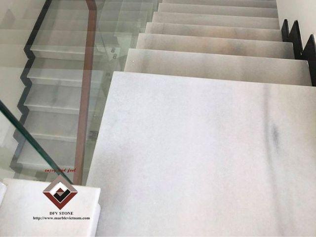 ứng dụng cũa đá marble trắng trong ốp cầu thang